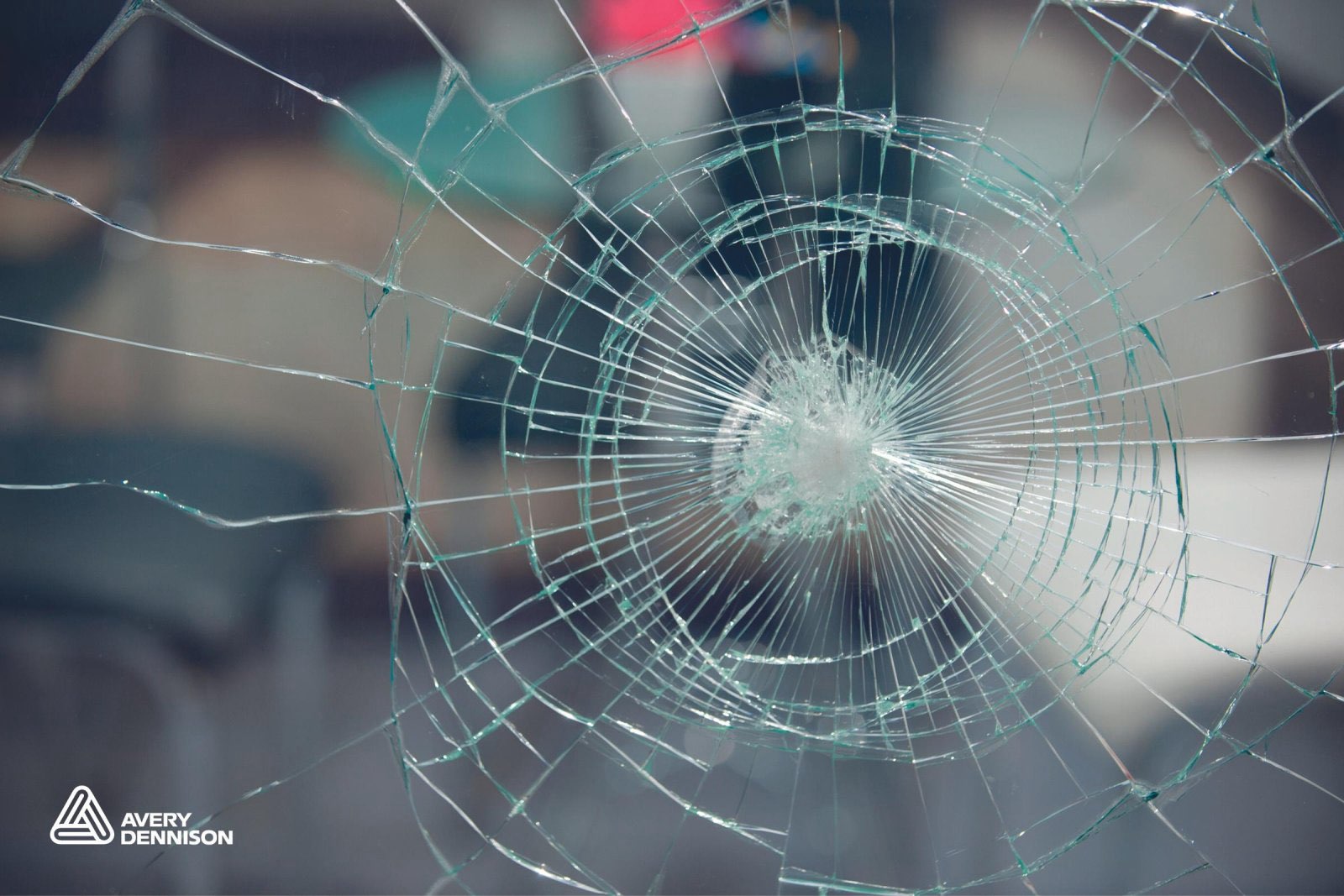 Gesprungene Glasscheibe, die Scherben halten zusammen