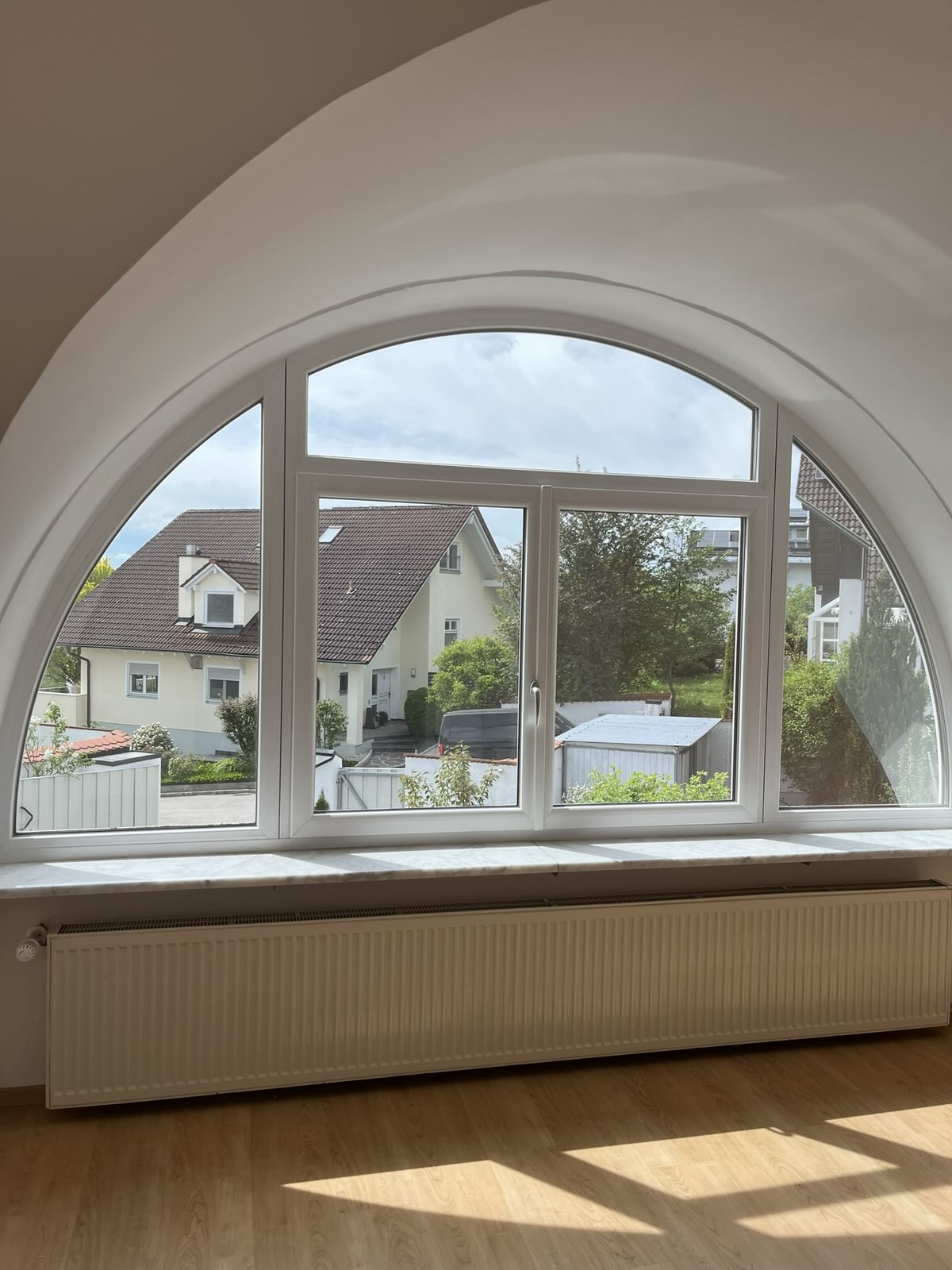Rundbogenfenster von innen, Aussicht bleibt erhalten