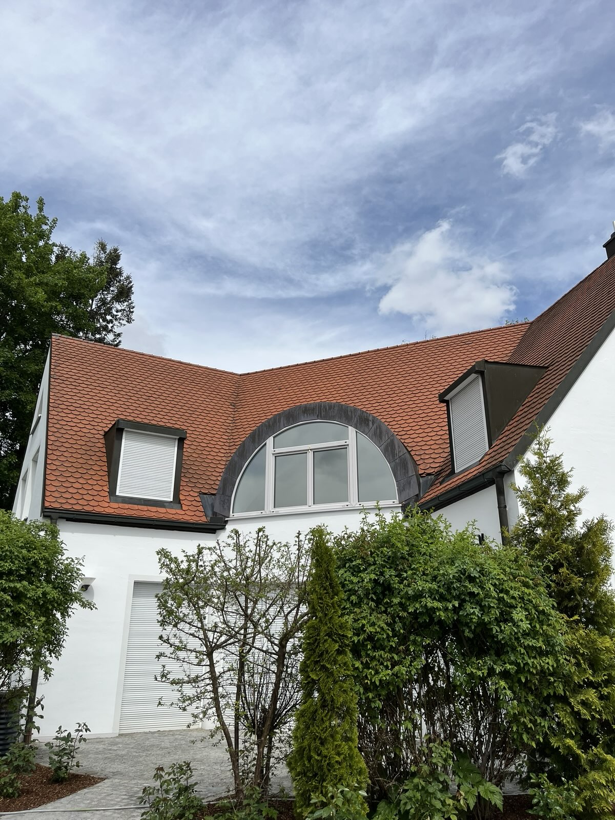 Wohnhaus mit Rundgaube und foliertem Bogenfenster