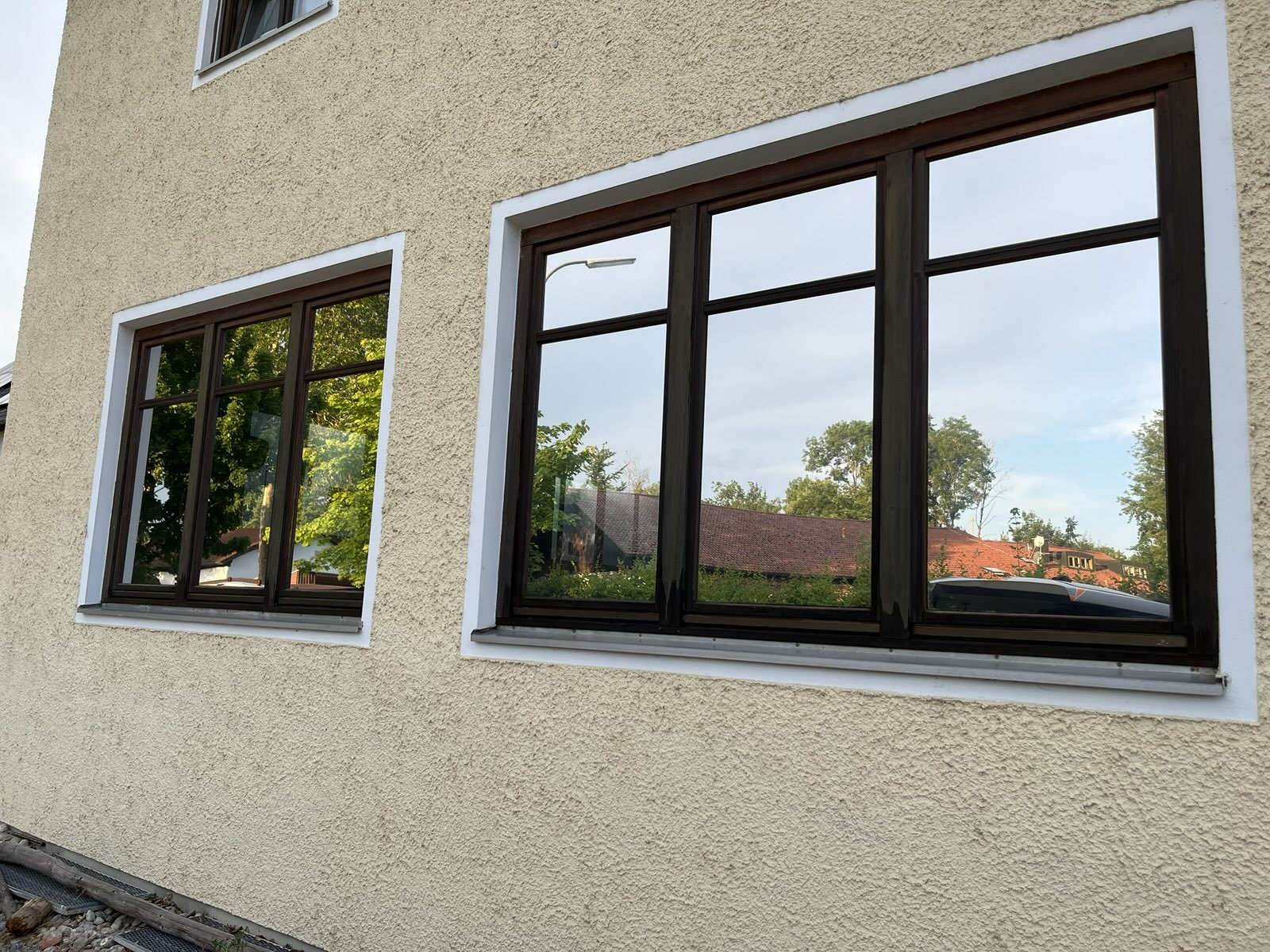 Wohnhaus mit Spiegelfolie an den Fenstern