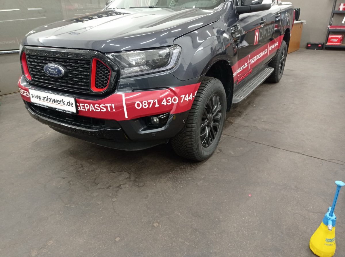 Ford Ranger mit Beschriftung