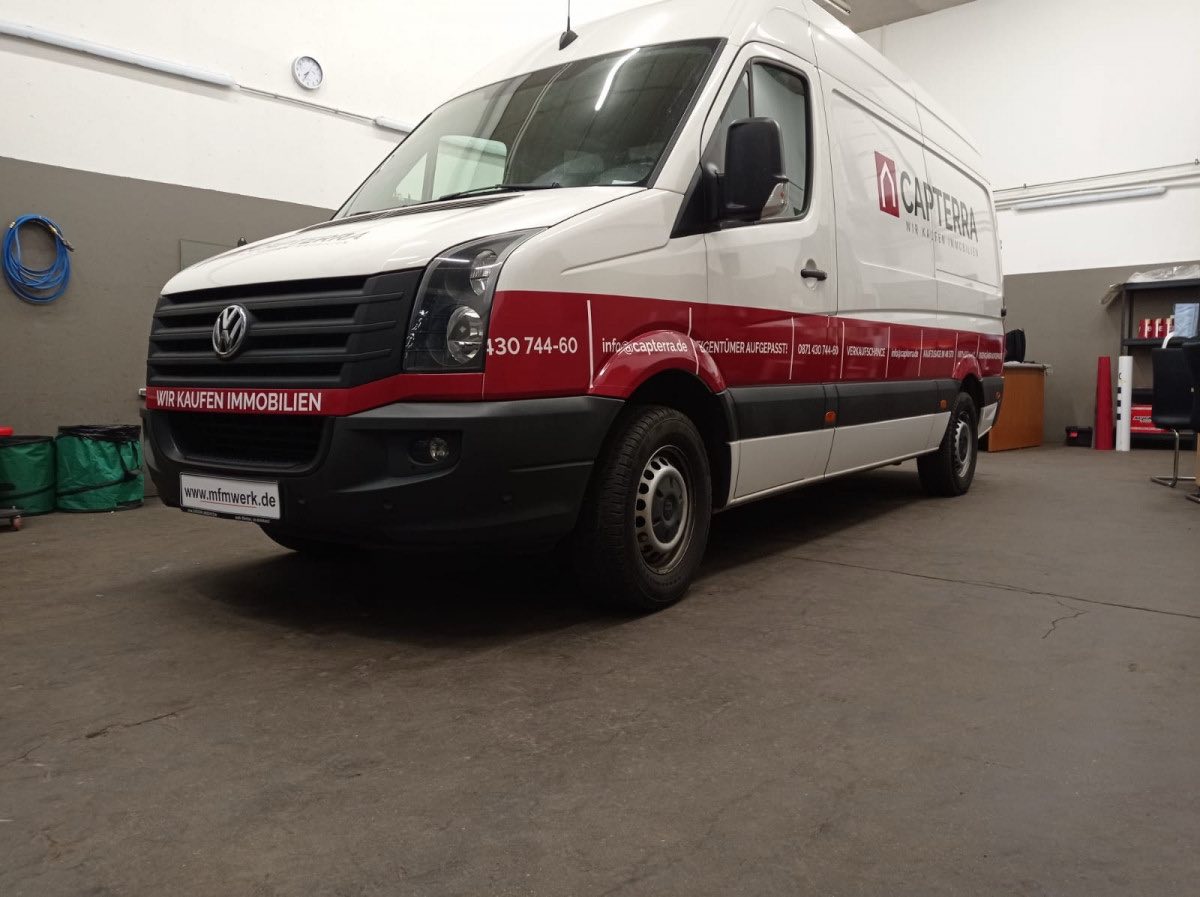 VW Crafter mit Teilbeschriftung