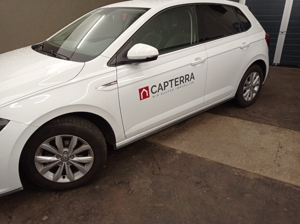VW Polo mit Logo-Beschriftung