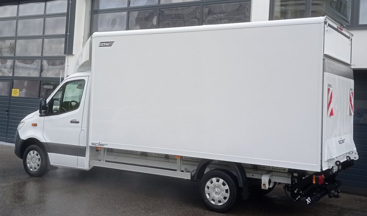Catering-Fahrzeug mit foliertem Kofferaufbau – vorher
