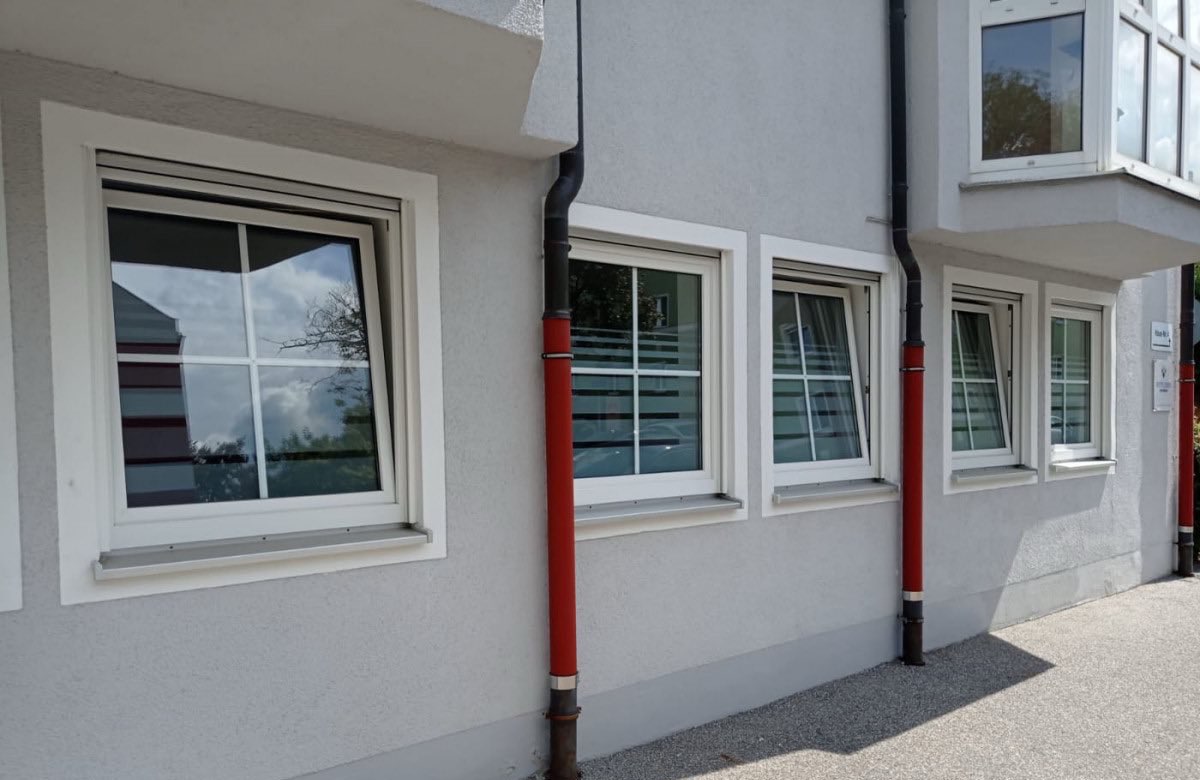 Fensterfront im Erdgeschoss, mittlere Fenster mit Sichtschutz-Streifen
