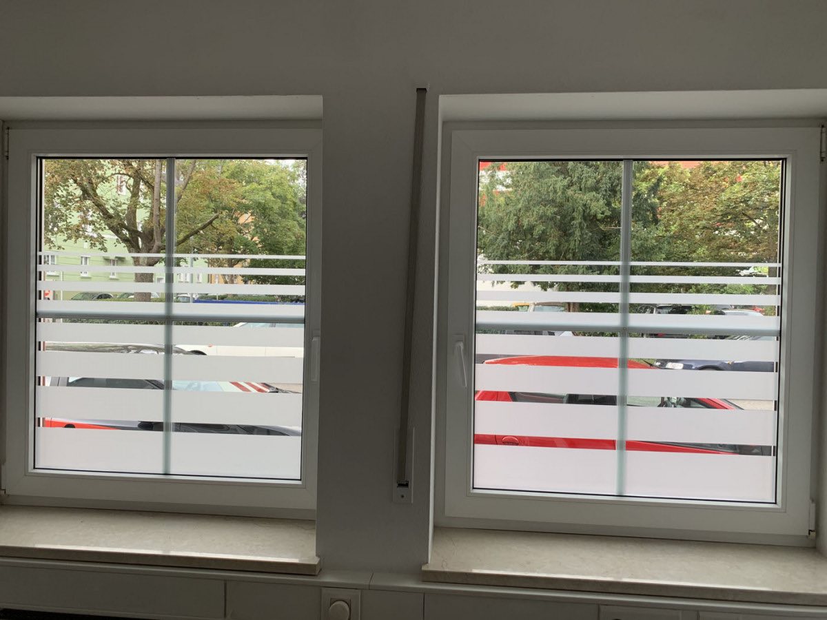 Fenster mit Sichtschutz-Streifen aus Milchglasfolie