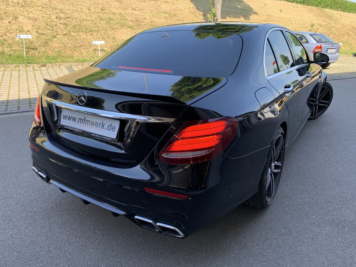 Mercedes E-Klasse mit getönter Heckscheibe