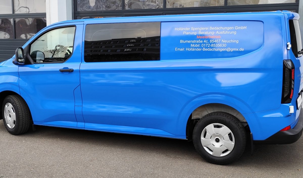 Transporter mit Vollfolierung und Beschriftung – nachher