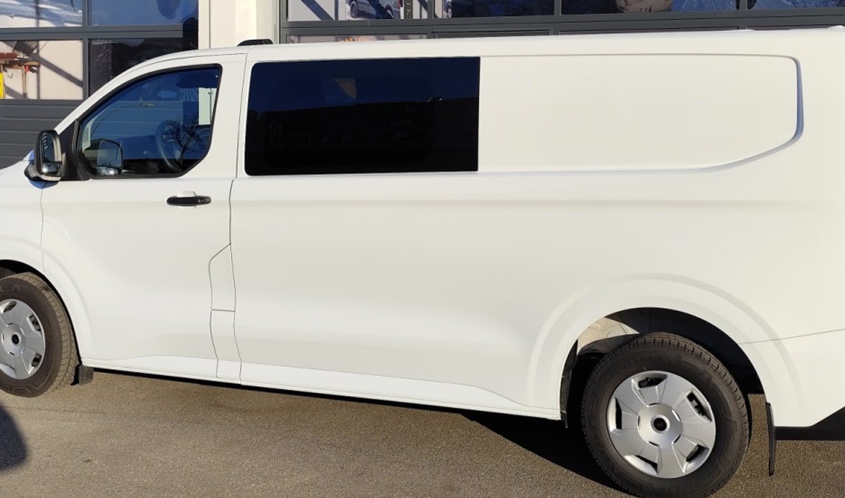 Transporter mit Vollfolierung und Beschriftung – vorher