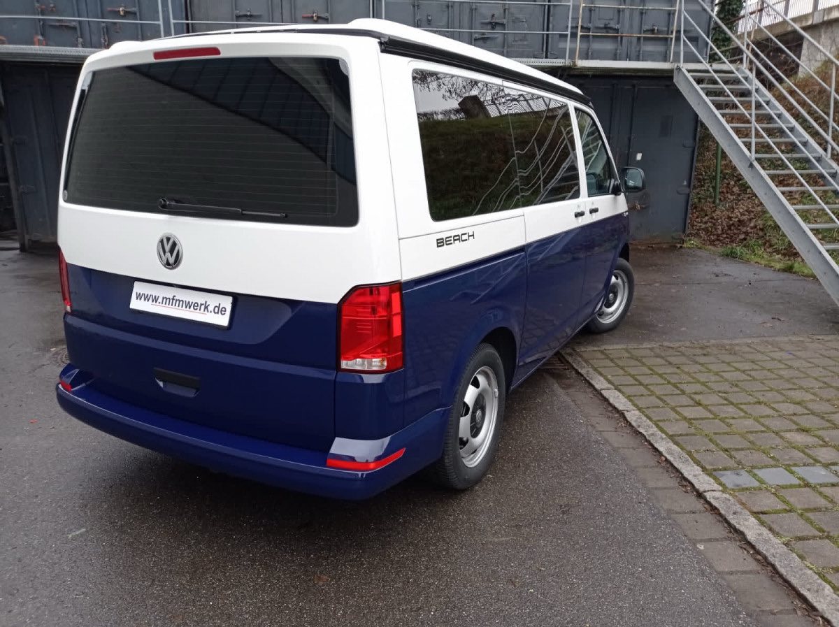 VW Bulli in Blau und Weiß