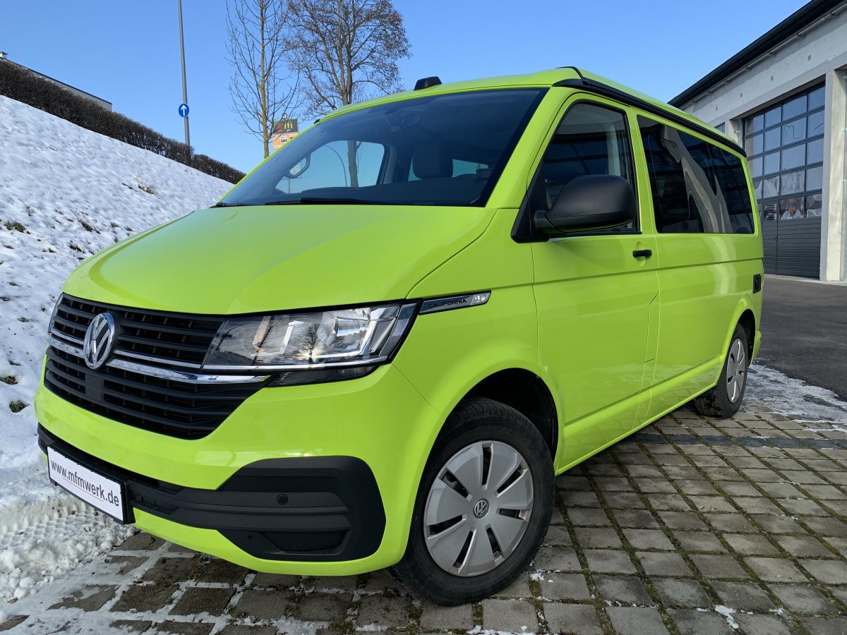 VW Bulli in Hellgrün vollfoliert