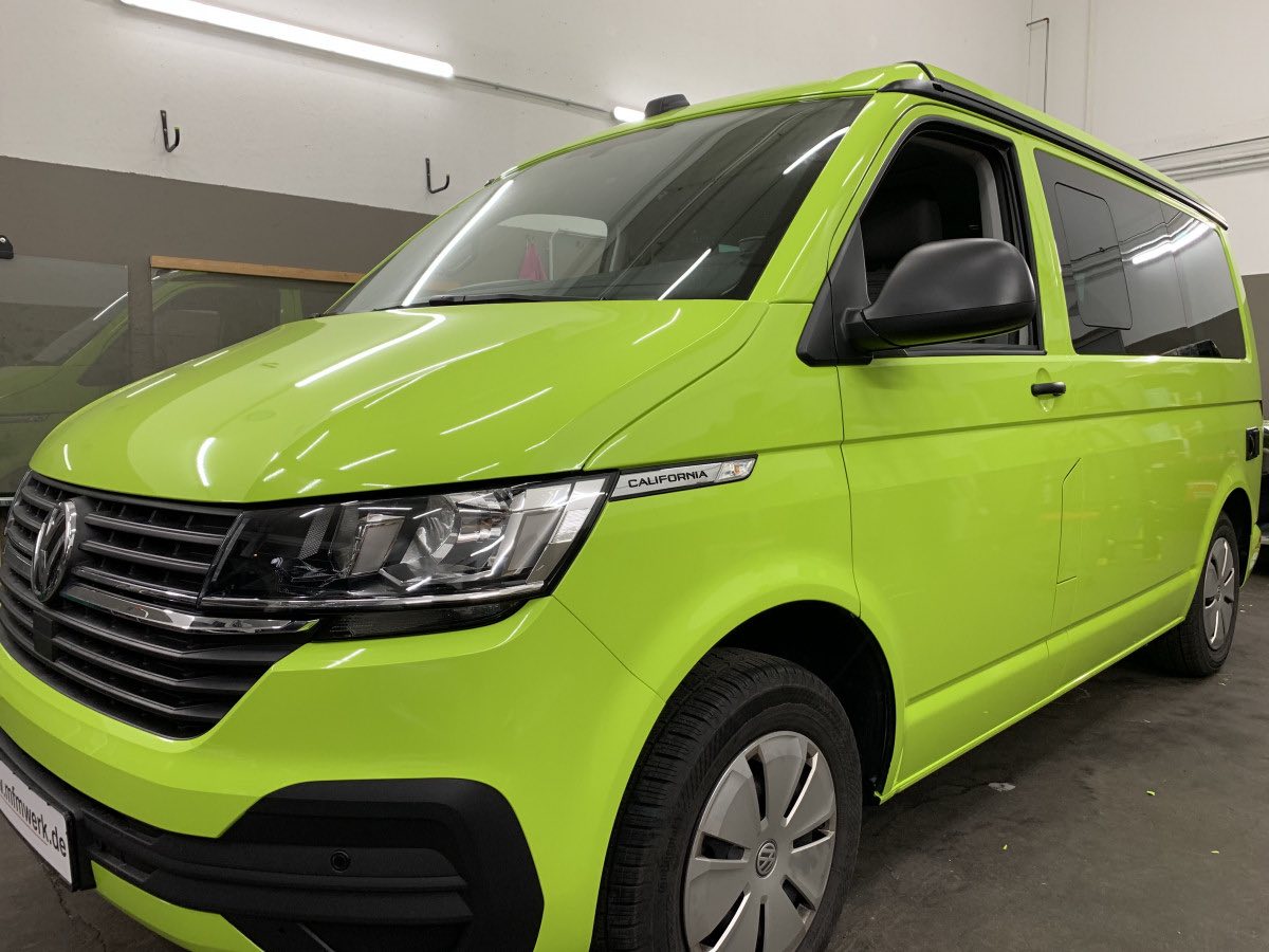 VW Bulli mit hellgrüner Vollfolierung