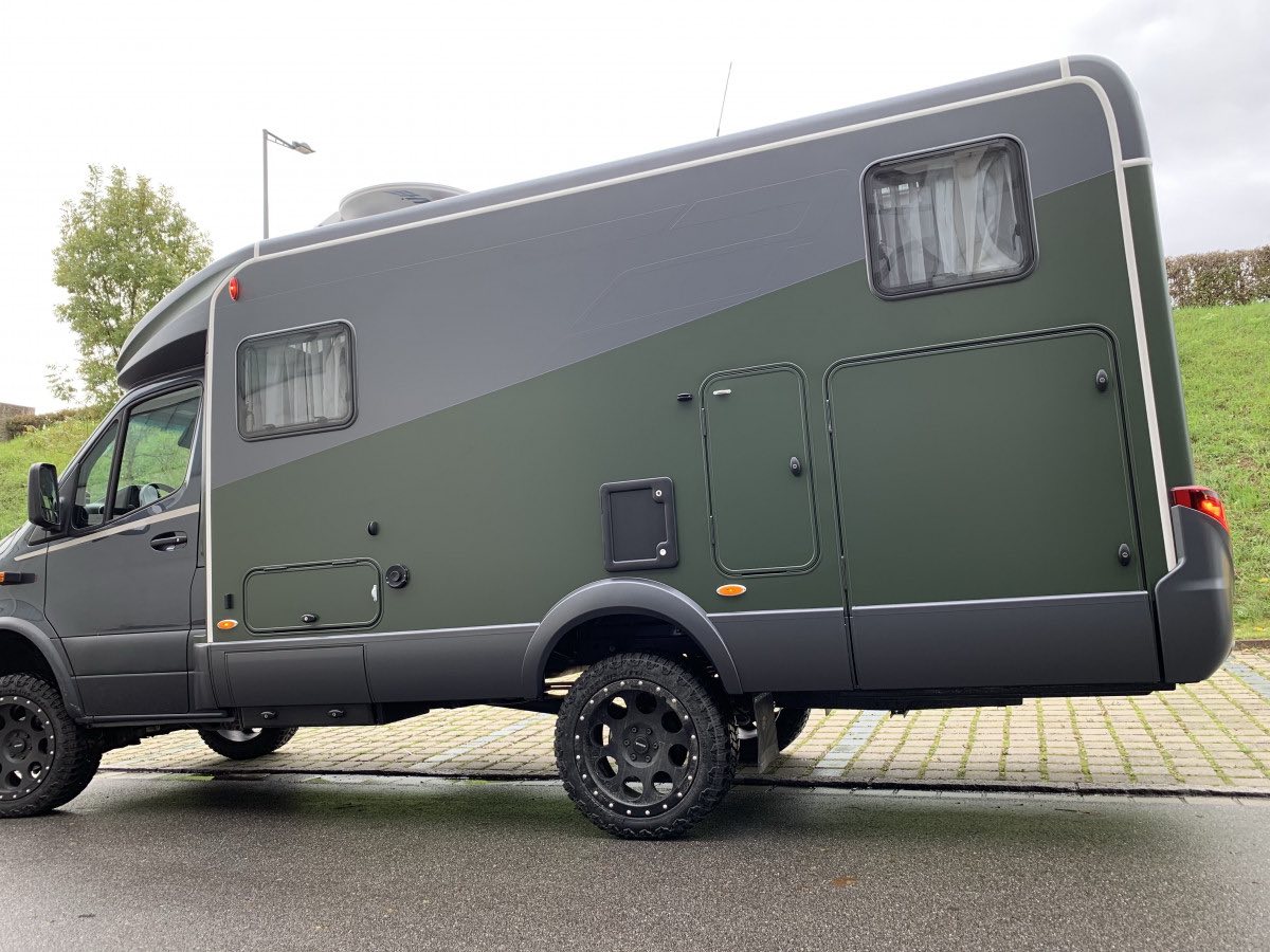 Wohnmobil in Grün und Grau foliert